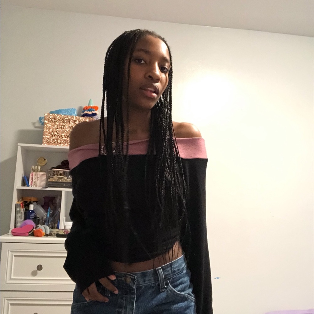 Super cute and y2k off the shoulder top !